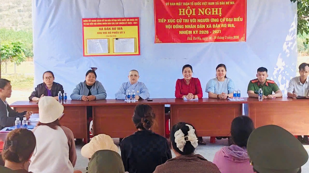 Cử tri xã Đăk Rơ Wa tham dự buổi tiếp xúc cử tri