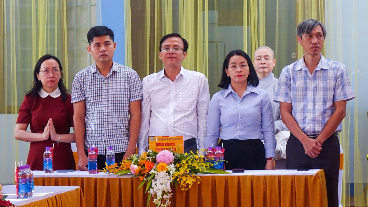 Đại diện các cấp chính quyền sở tại có: Sở Dân tộc – Tôn giáo; Hội Liên hiệp Phụ nữ; Phòng PA02 Công an tỉnh Quảng Ngãi cùng đại diện phường Nghĩa Lộ.