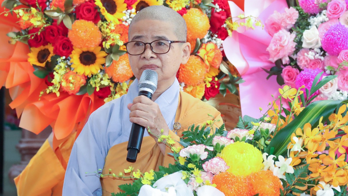 Ni sư Thích Nữ Chánh Định tuyên đọc diễn văn khai mạc
