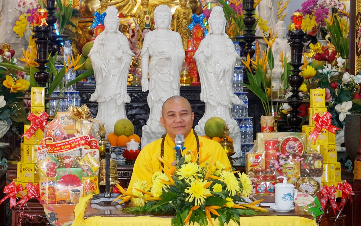 Thượng tọa Thích Vạn Nhơn thuyết pháp tại chùa Hoa Sơn