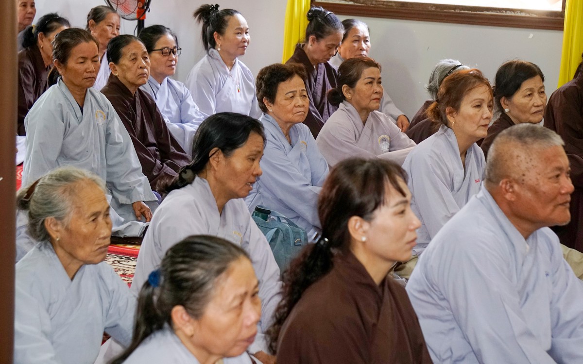 Phật tử lắng nghe pháp thoại tại chùa Hoa Sơn