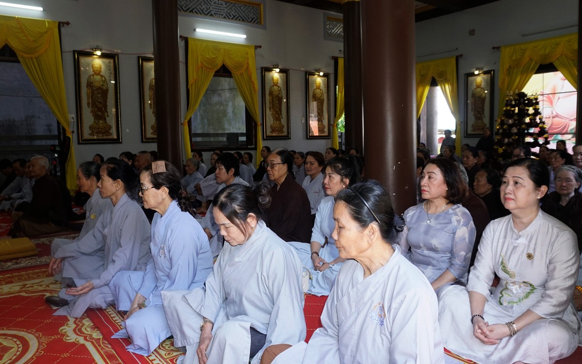 Phật tử lắng nghe pháp thoại tại chùa Hoa Sơn