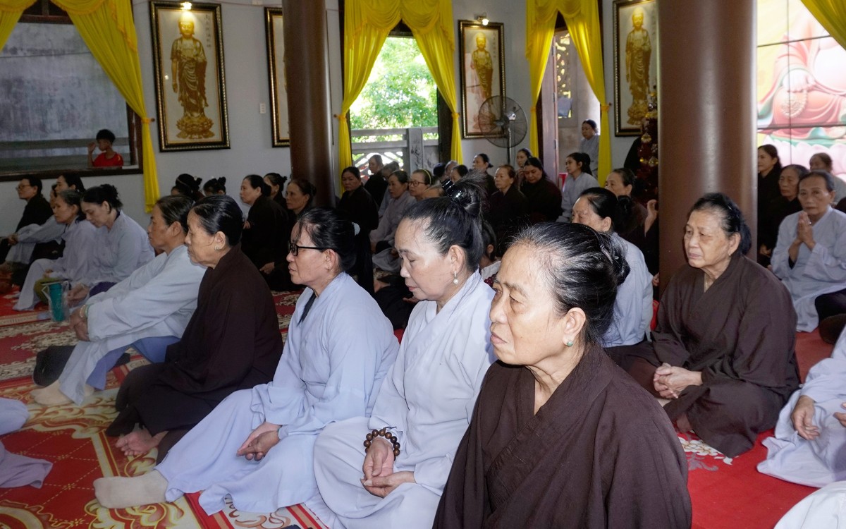 Không khí trang nghiêm khóa tu tại chùa Hoa Sơn