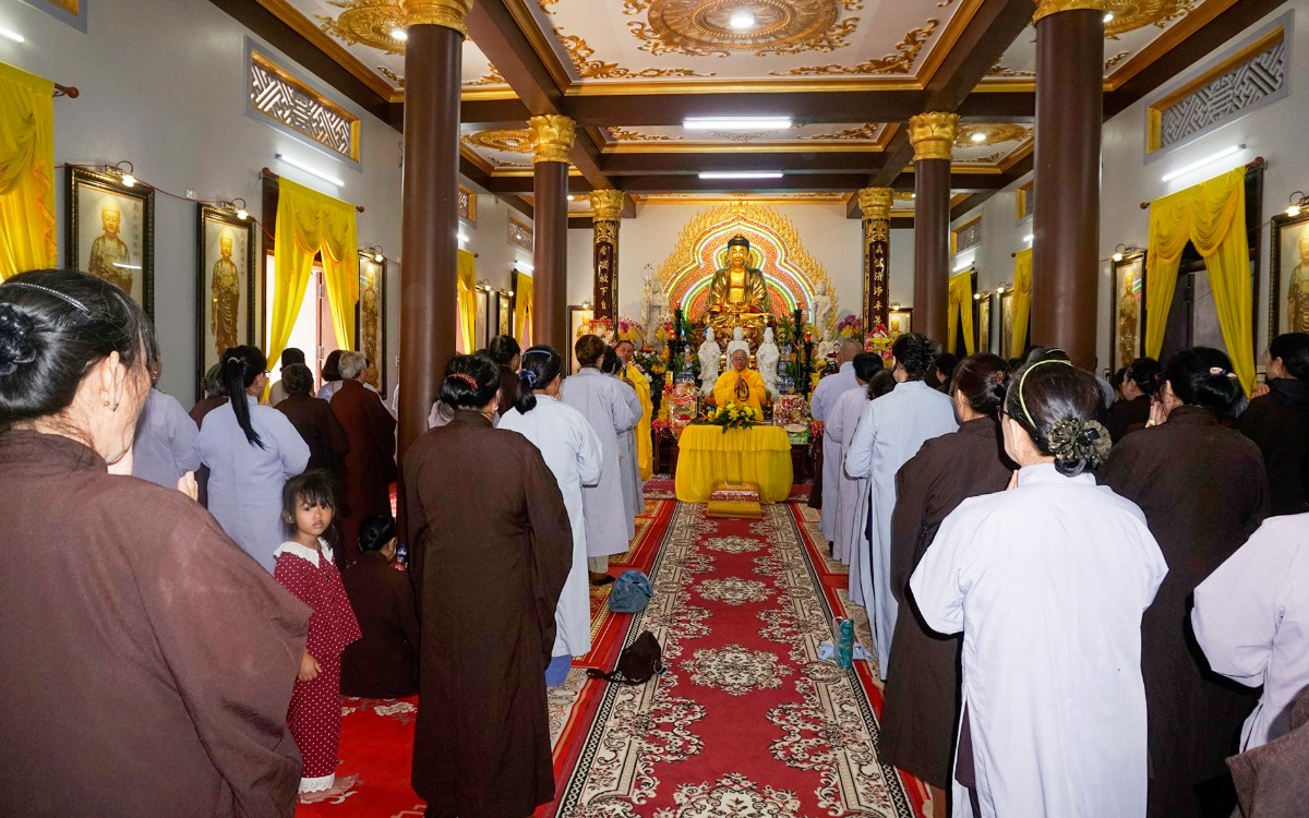 Phật tử hoan hỷ sau thời pháp tại chùa Hoa Sơn