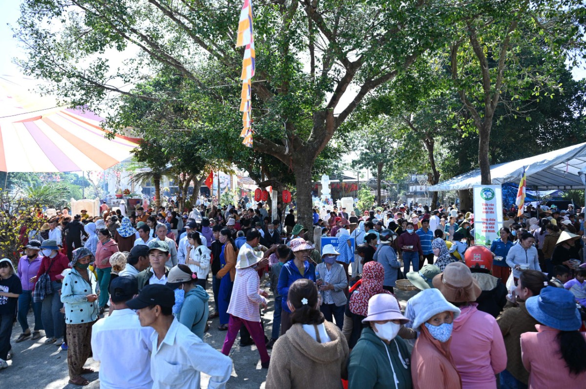 Phật tử tham dự đông đảo