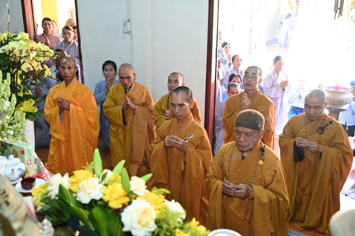 Chư tôn đức dâng hương tưởng niệm