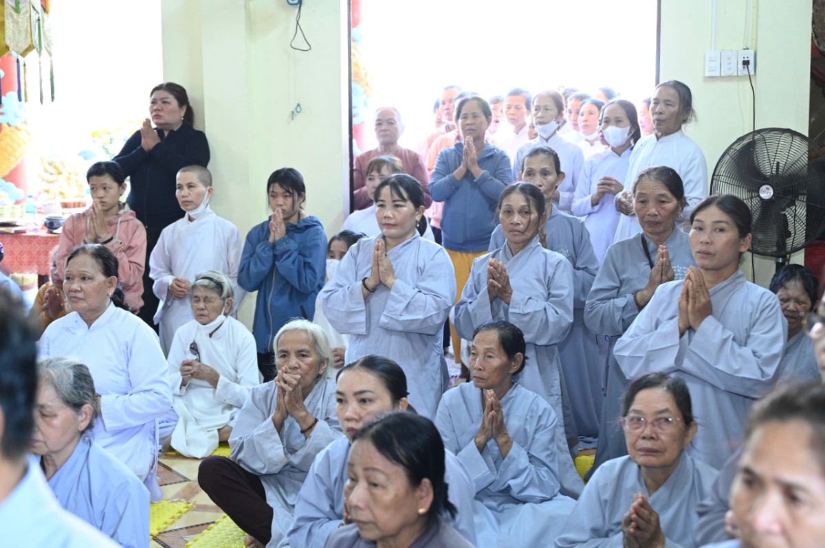 Phật tử tụng kinh cầu nguyện