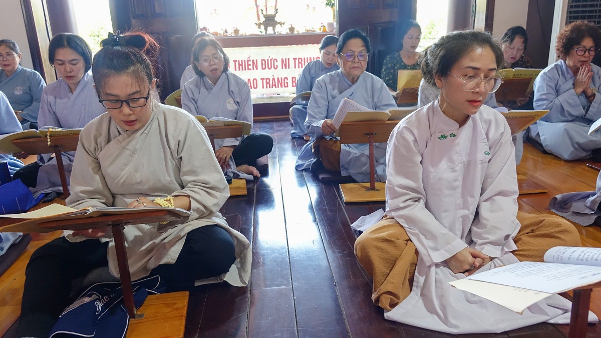 Chư Ni và Phật tử tụng kinh Dược Sư