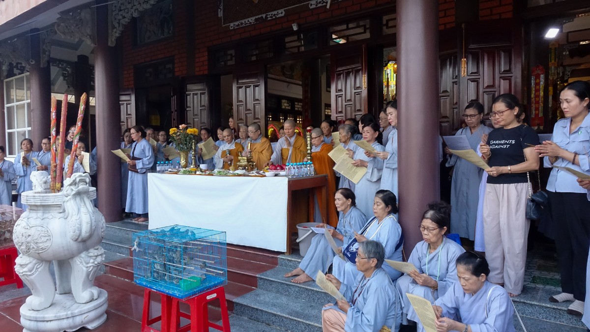 Nghi thức phóng sanh tại buổi lễ