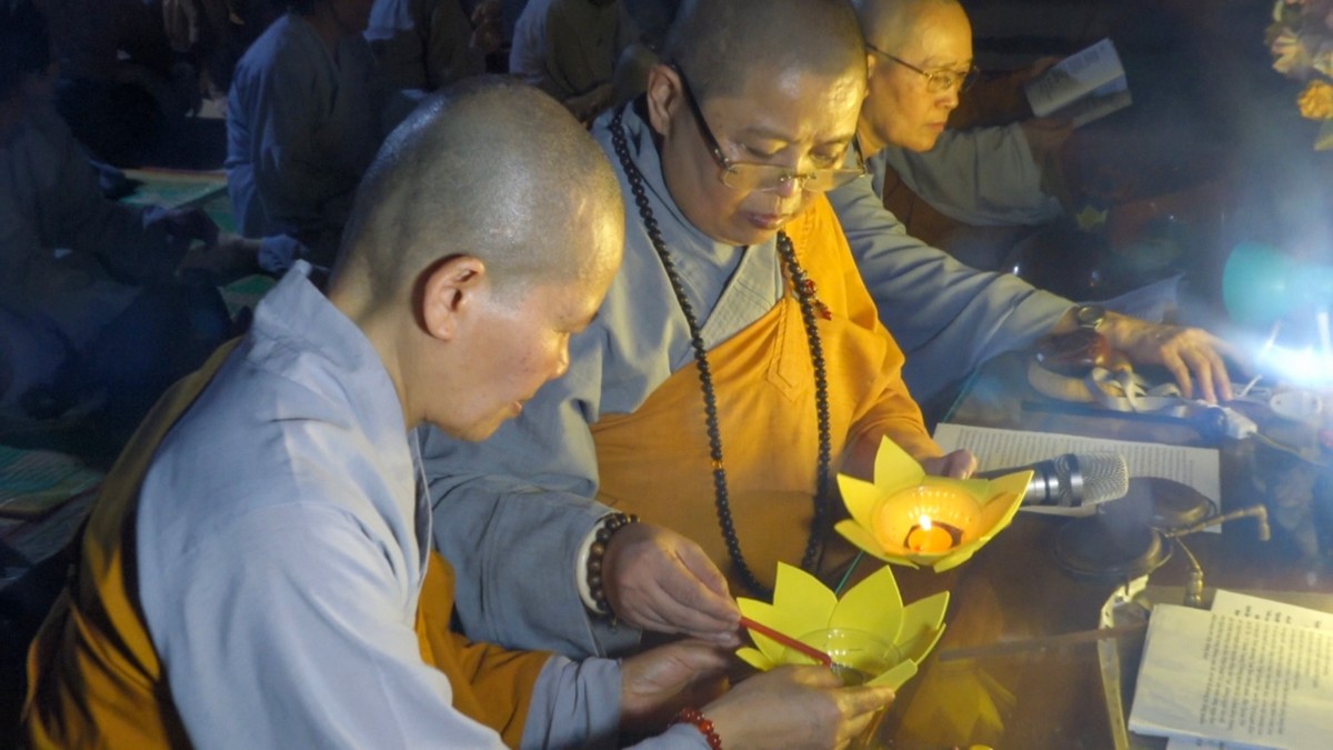 Nghi thức thắp nến tri ân tại chùa Pháp Hoa