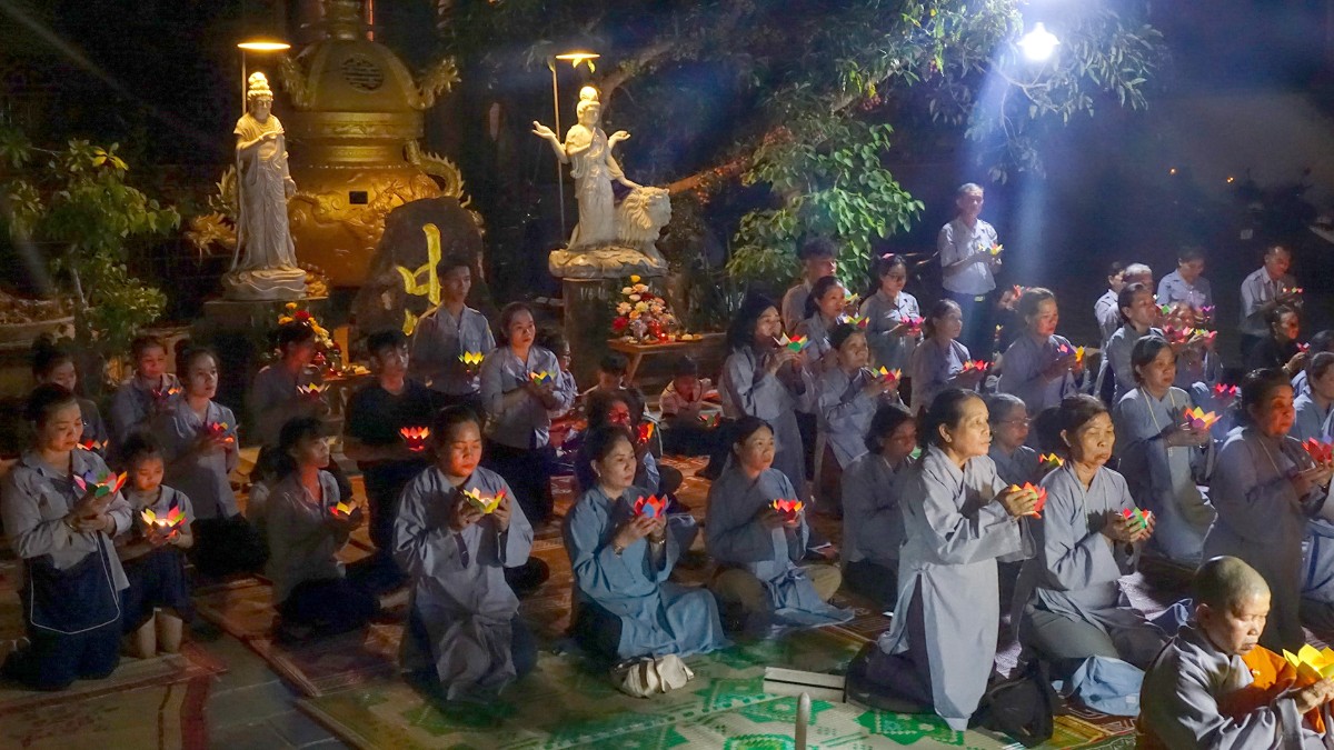 Nghi thức thắp nến tri ân tại chùa Pháp Hoa