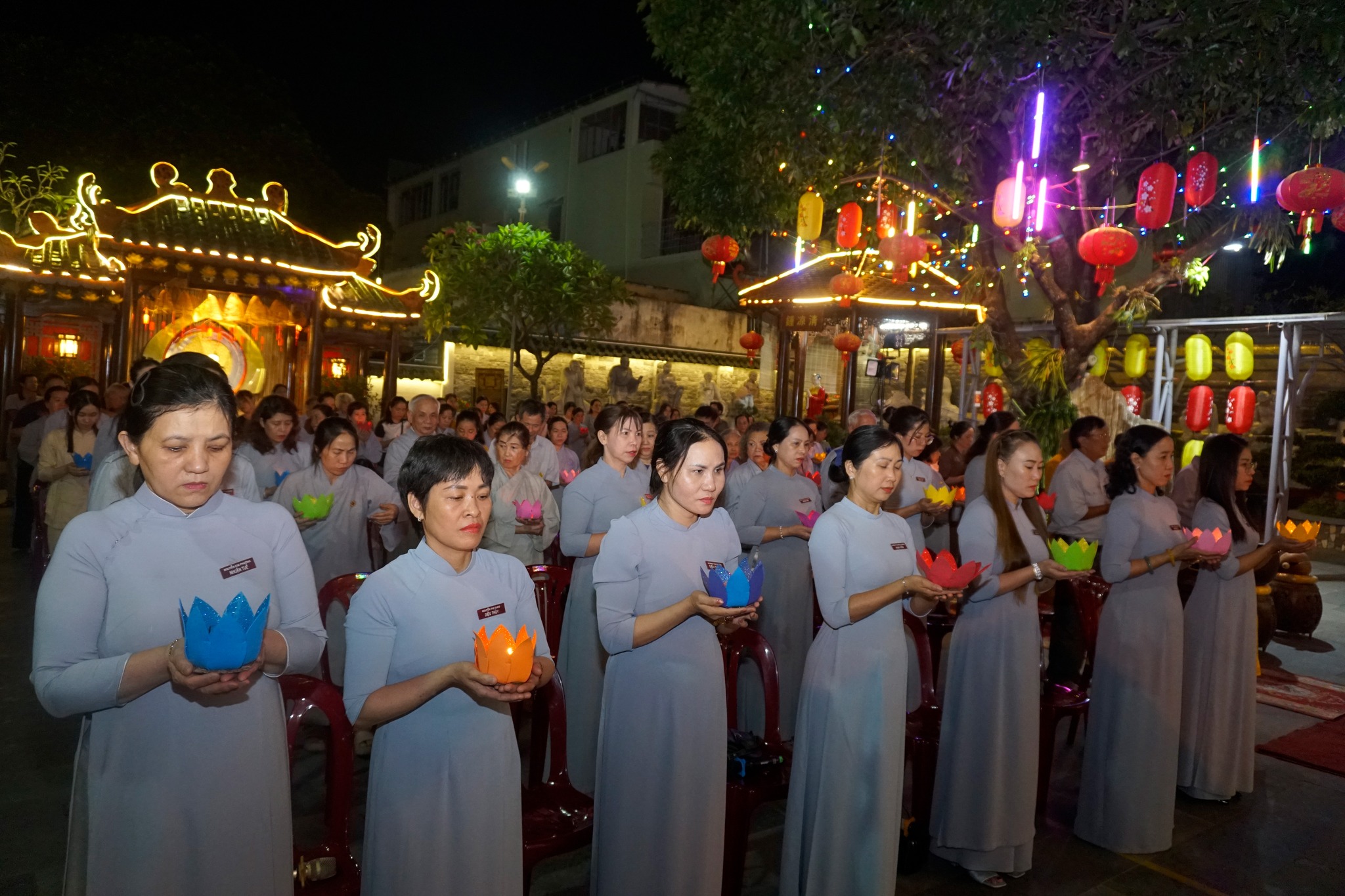 Phật tử thắp nến tri niệm trong đêm vía Quán Thế Âm