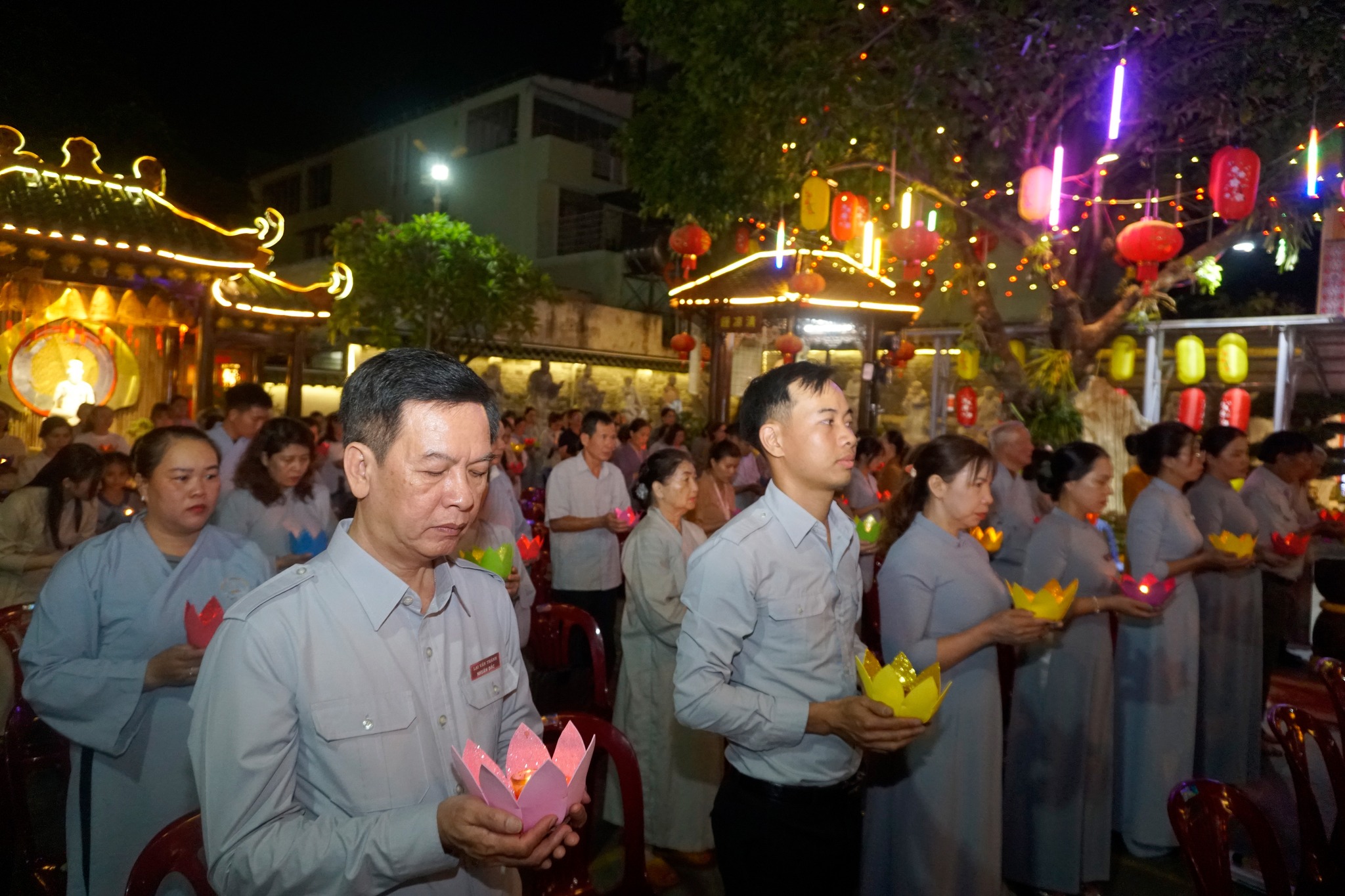 Đại chúng trì tụng danh hiệu Bồ Tát Quán Thế Âm