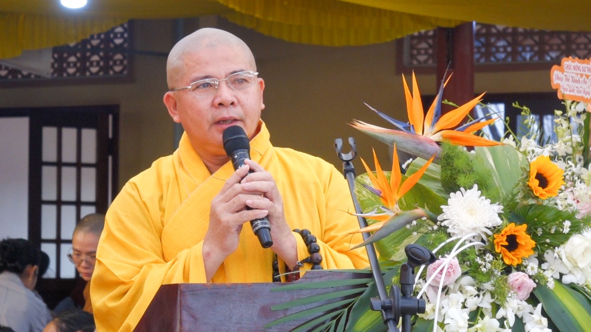 Thượng tọa Thích Nguyên Toàn ban huấn từ