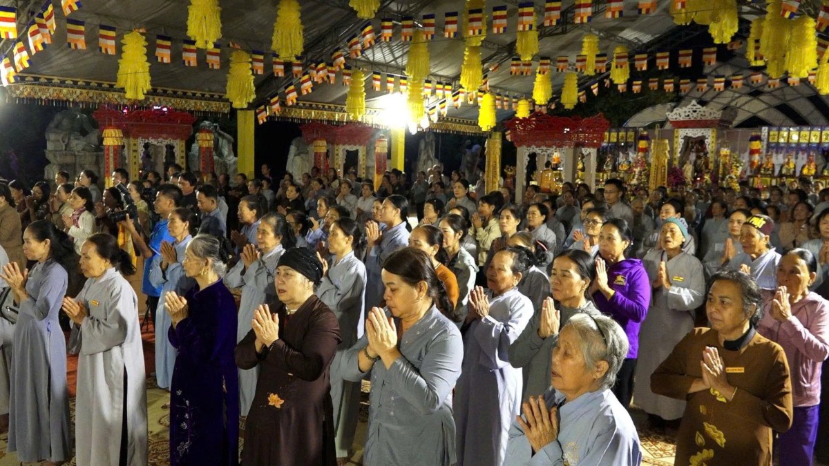 Phật tử tham dự pháp thoại tại chùa Khánh Lâm