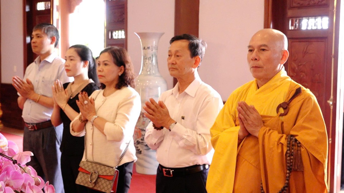 Đại diện chính quyền địa phương và đông đảo Phật tử
