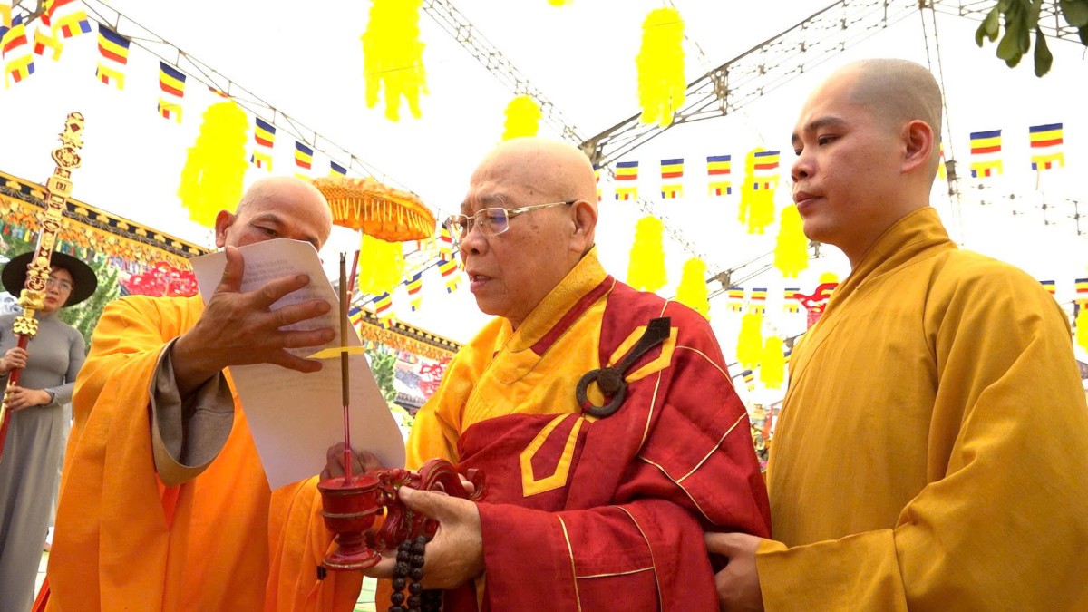 Chư Tăng Ni tụng kinh tại chùa Khánh Lâm