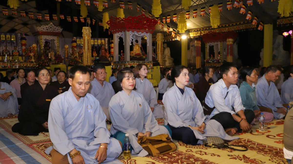 Phật tử tham dự pháp thoại tại chùa Khánh Lâm