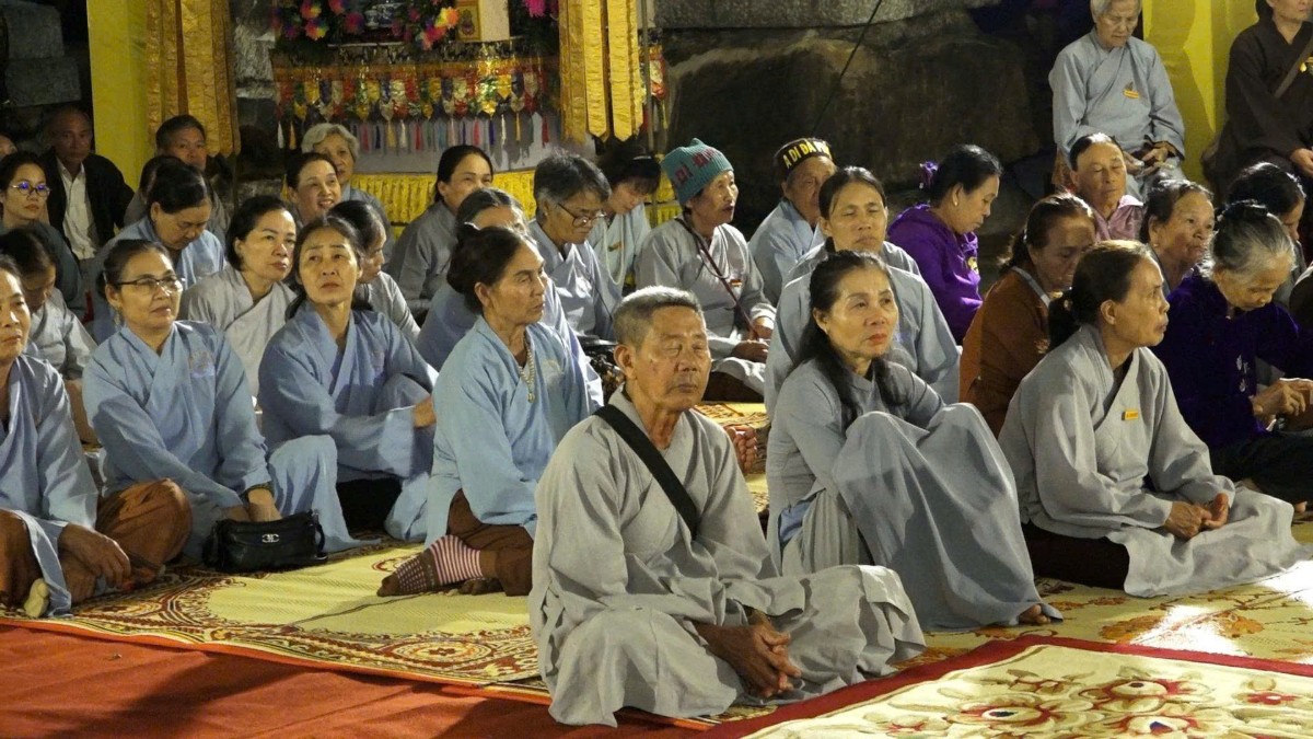 Phật tử tham dự pháp thoại tại chùa Khánh Lâm