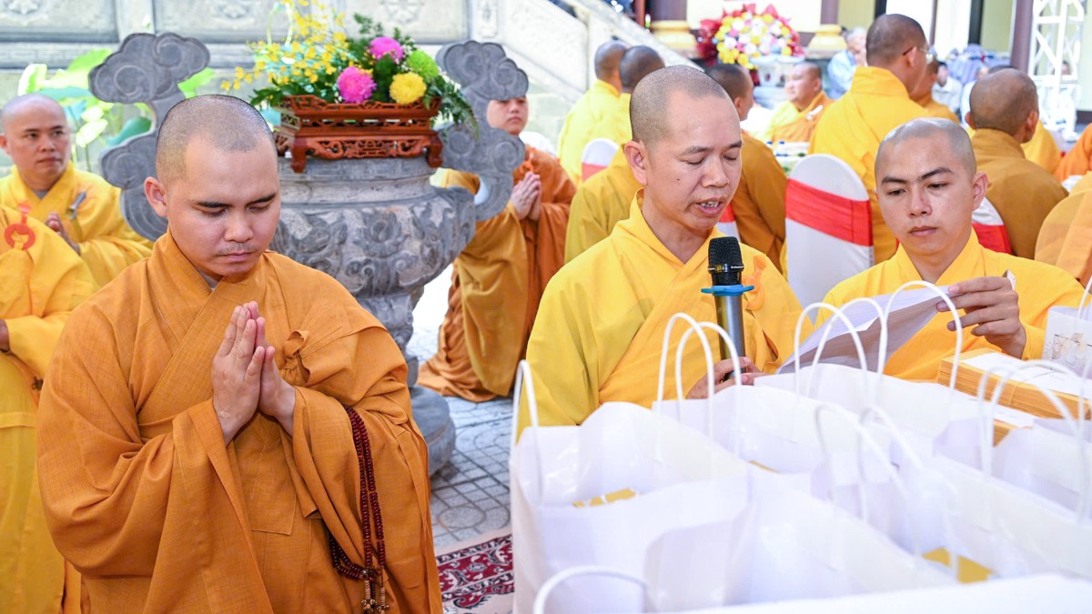 Thượng tọa Thích Hạnh Phước phát biểu