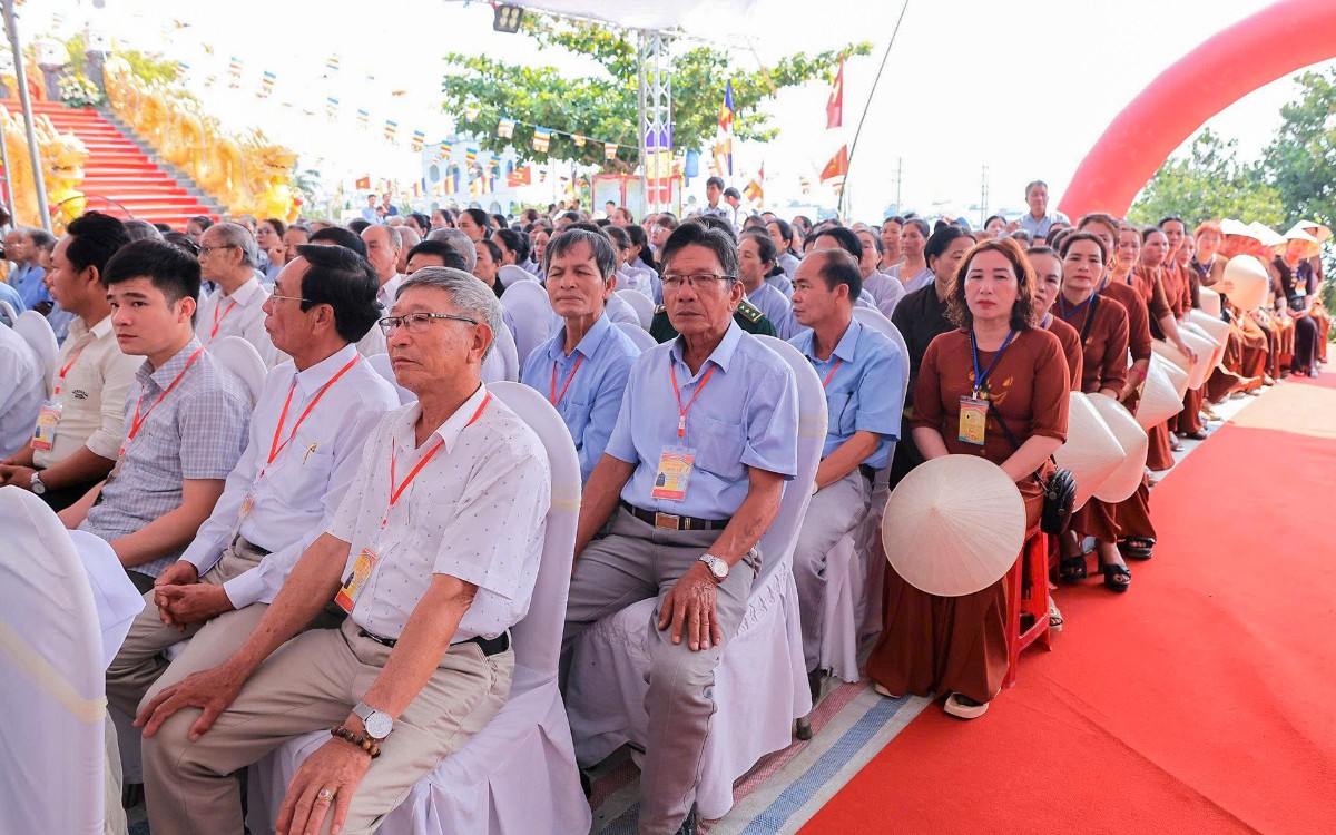 Phật tử tham dự đông đảo