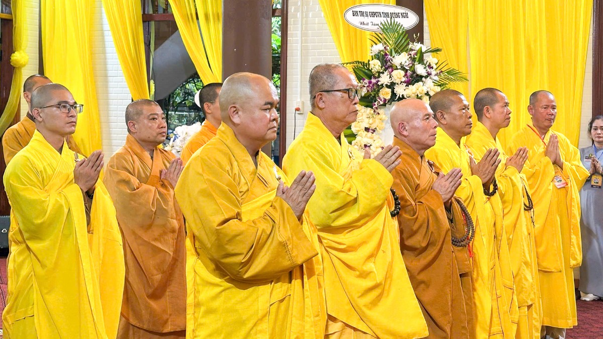 Phái đoàn Phật giáo Quảng Ngãi dâng hương tưởng niệm Hòa thượng Thích Phước Minh