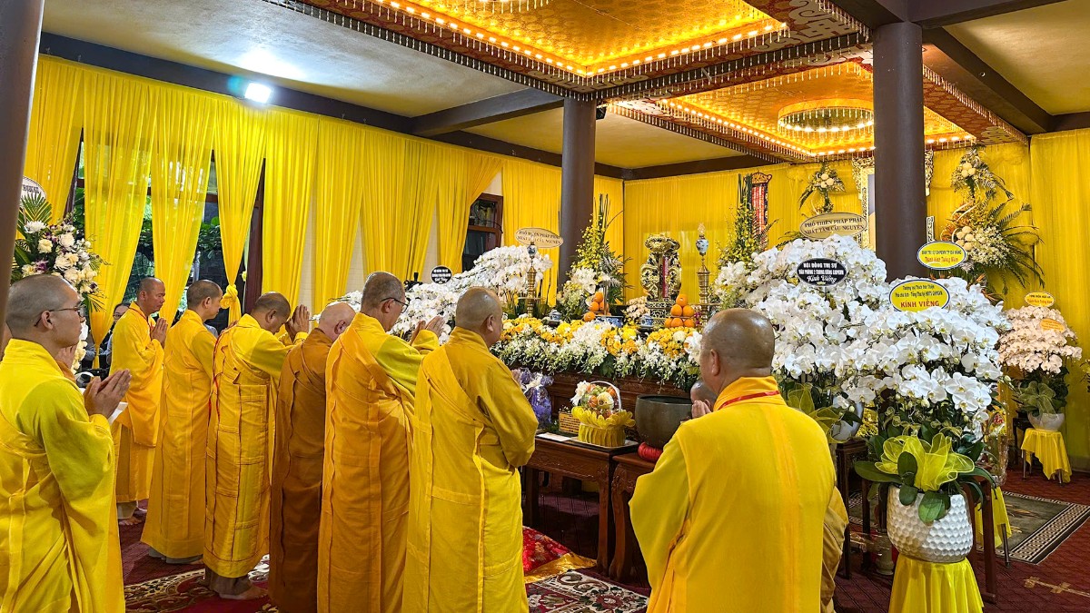 Chư Tôn đức hữu nhiễu kim quan Hòa thượng Thích Phước Minh