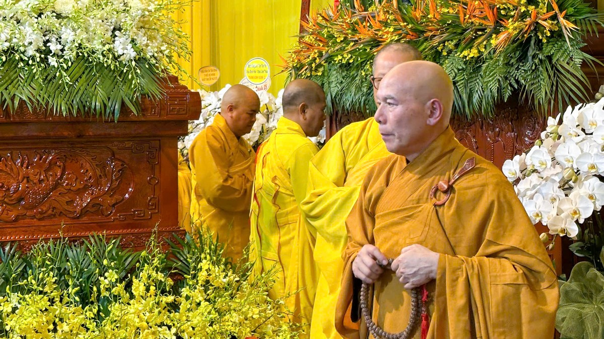 Chư Tôn đức hữu nhiễu kim quan Hòa thượng Thích Phước Minh