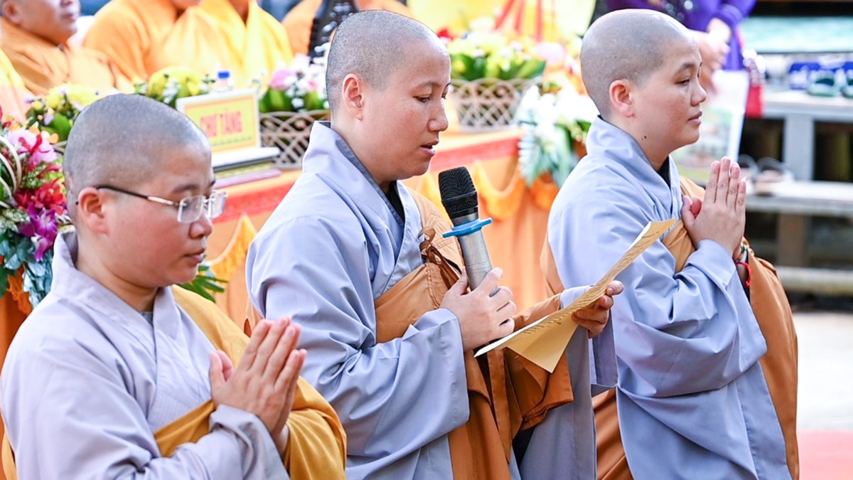 Sư cô Thích Nữ Phổ Quang dâng lời phát nguyện