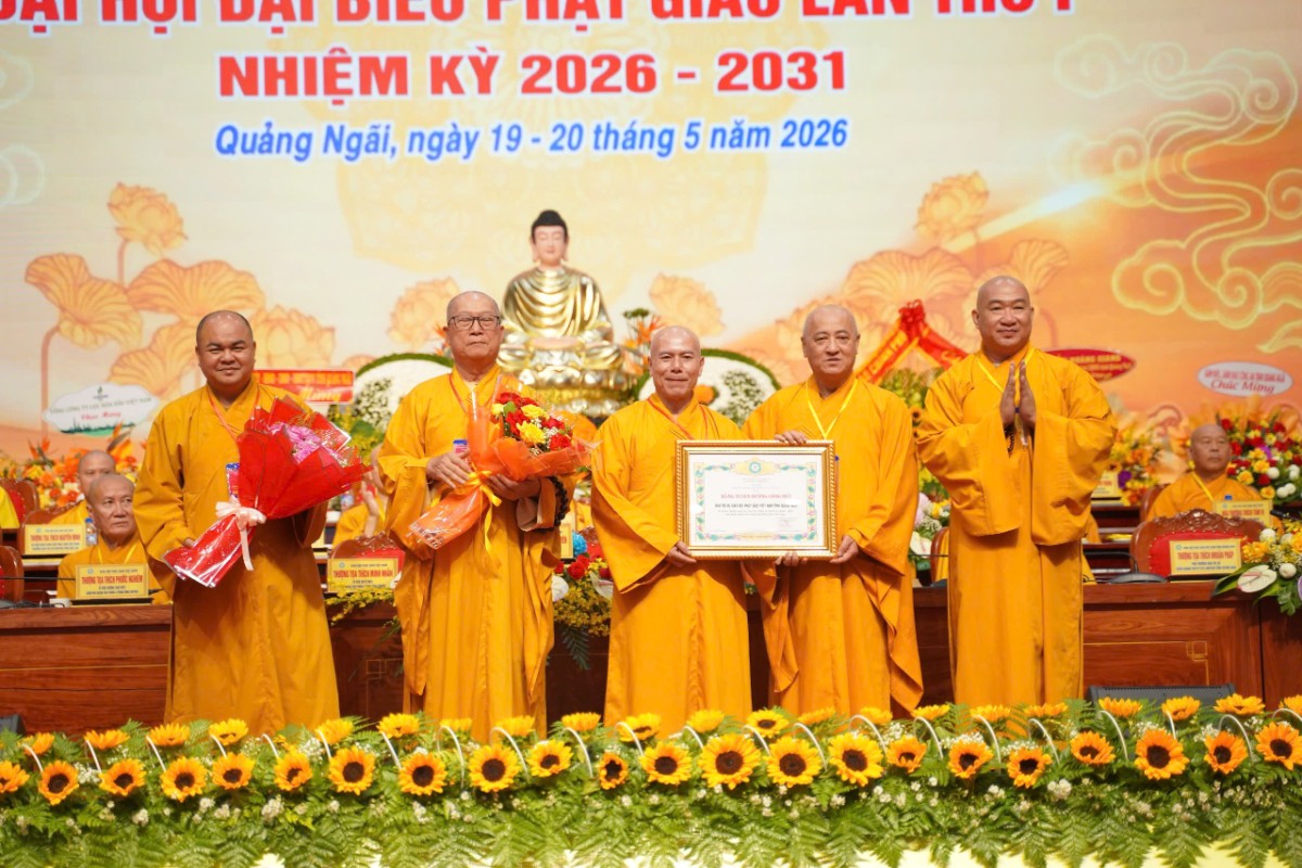 Trao bằng tuyên dương công đức tại Đại hội
