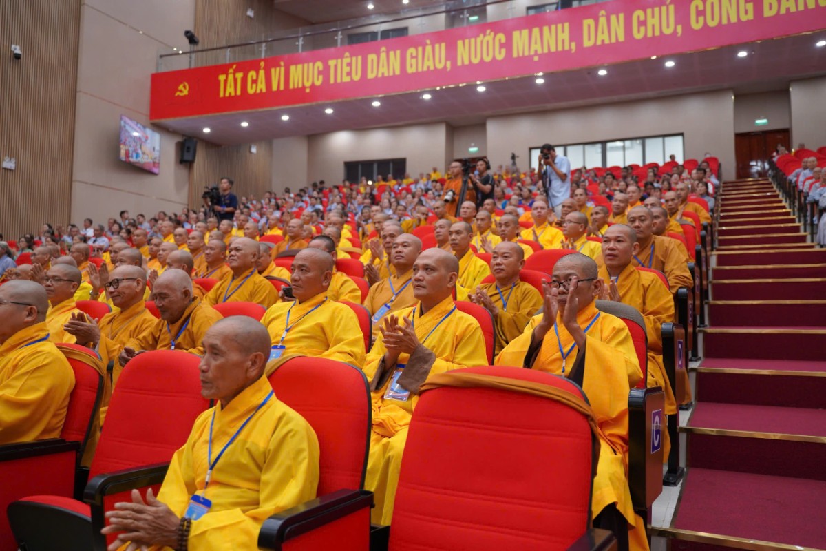 Đại biểu biểu quyết thông qua nhân sự Ban Trị sự