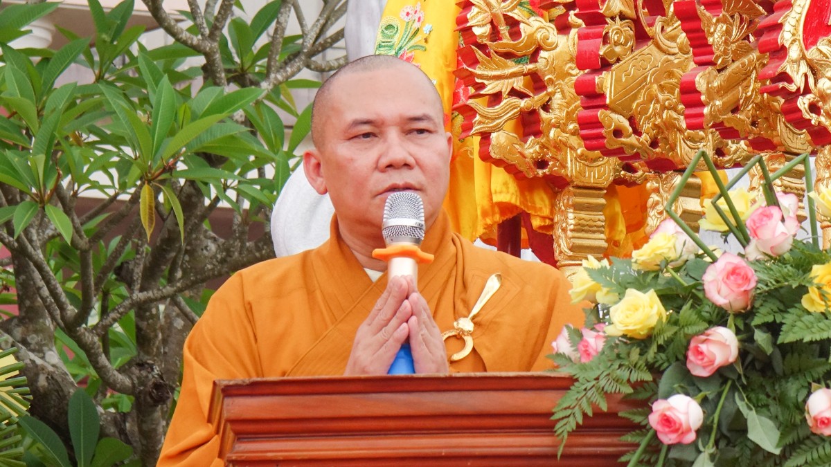 Thượng tọa Thích Vạn Nhơn tuyên đọc Diễn văn Phật đản