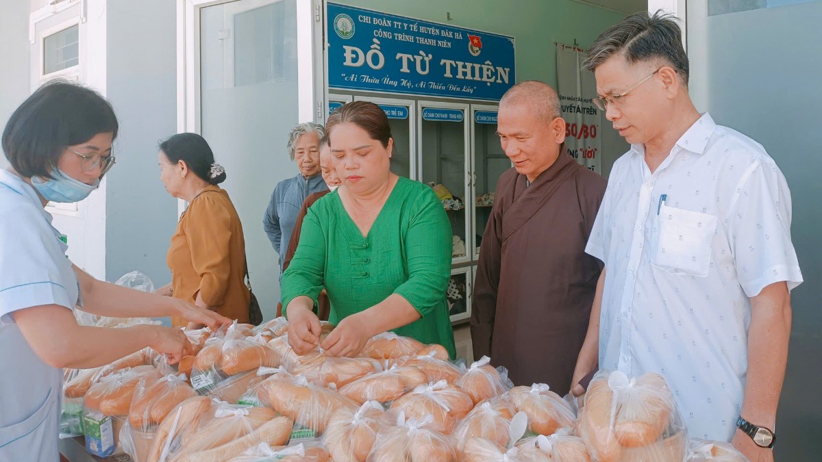 Chùa Tháp Kỳ Quang phát cơm từ thiện mùa Phật đản PL2570