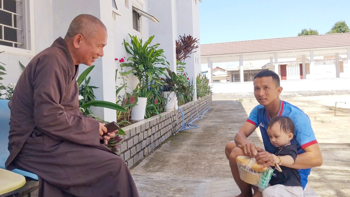 Thượng tọa Thích Quang Hạnh thăm hỏi bệnh nhân