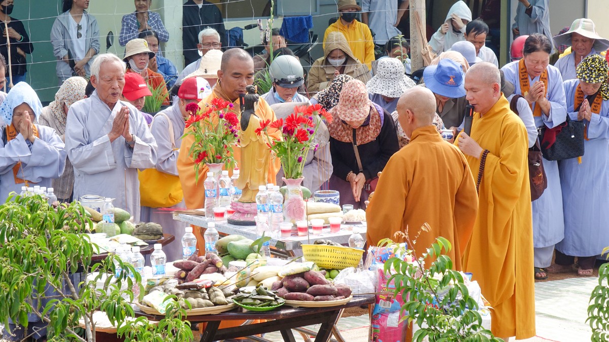 Phật tử tham gia nghi thức phóng sanh tại sông Pô Kô