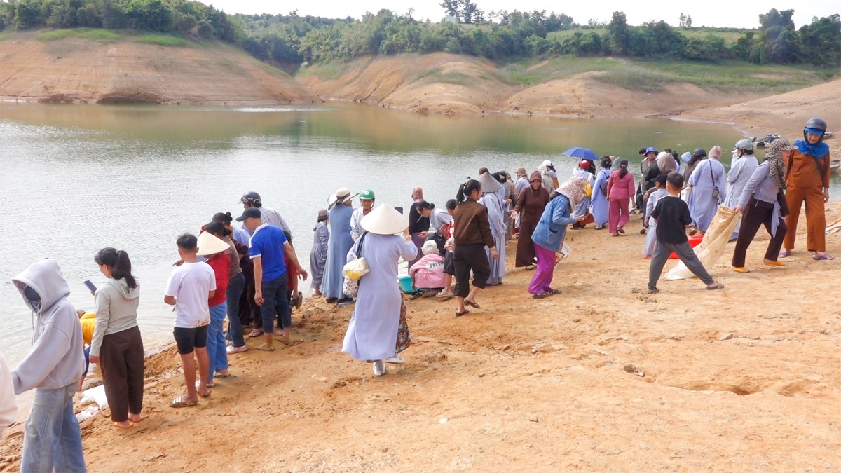 Phật tử tham gia lễ phóng sanh mùa Vesak 2026