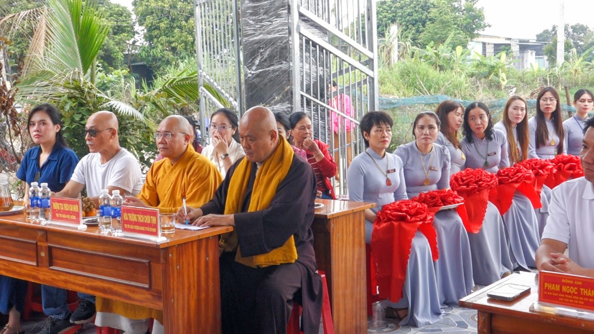 Chư tôn đức và chính quyền tham dự lễ khánh thành