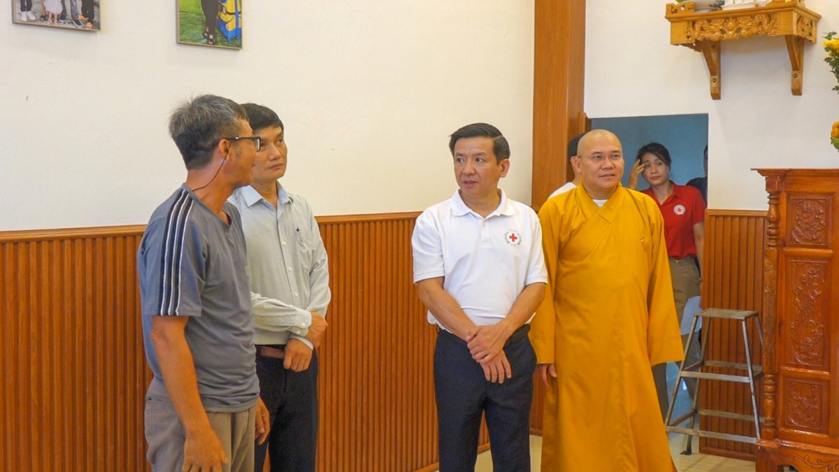 Niềm vui của gia đình khi nhận nhà mới