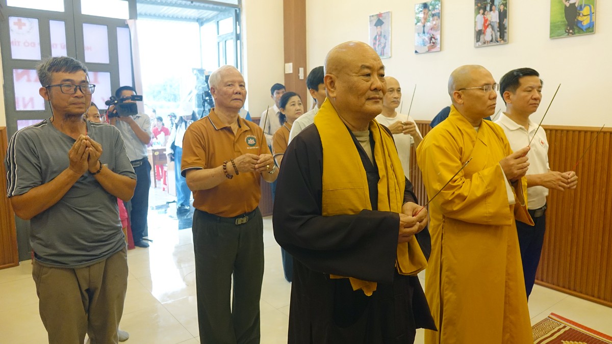 Bàn giao nhà Nhân Ái cho gia đình