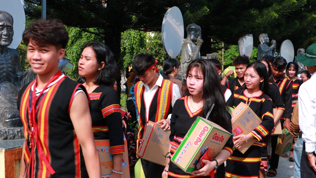 Chùa Tháp Kỳ Quang trao quà cho người dân khó khăn tại Đăk Mar