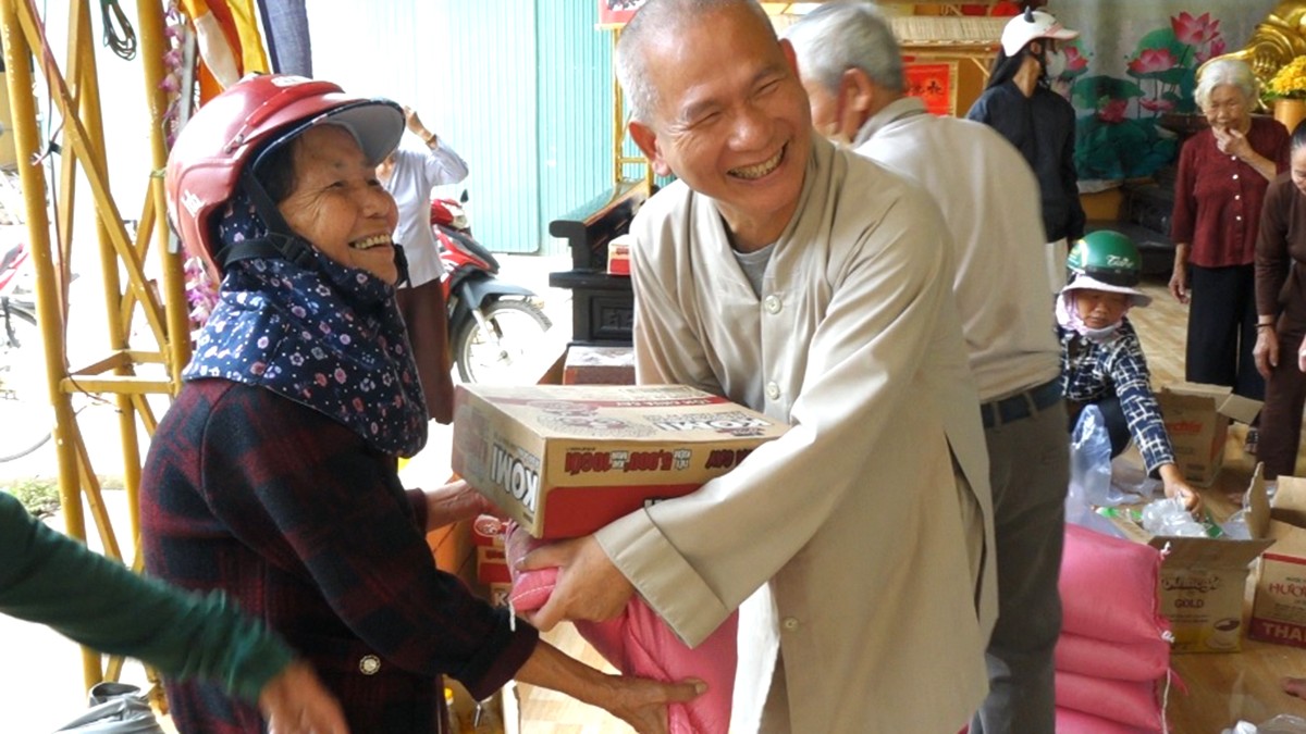 Chùa Tháp Kỳ Quang trao quà tại Đăk Mar