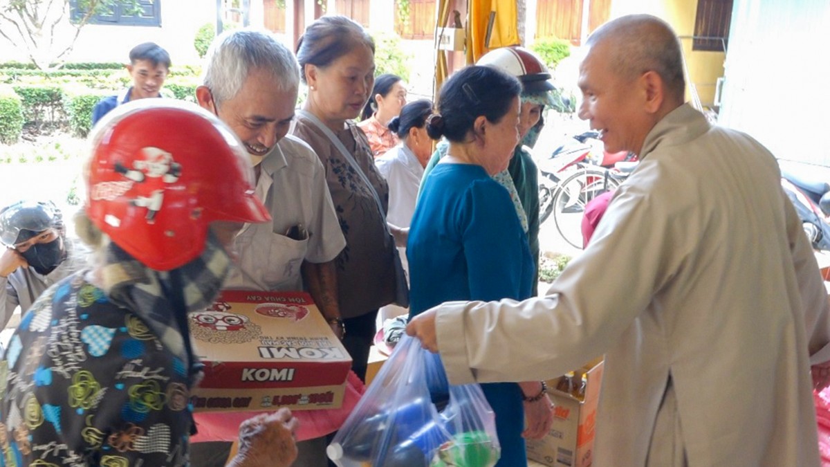 Thượng tọa Thích Quang Hạnh trao quà cho bà con