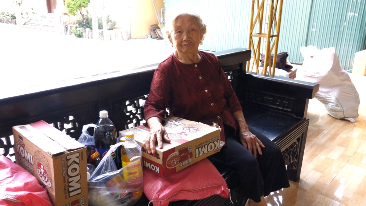 Không khí trao quà ấm áp tại Đăk Mar