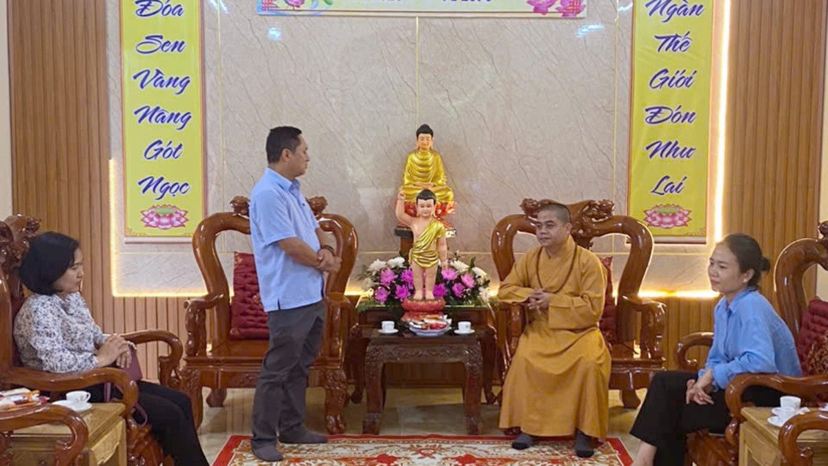 Đại đức Thích Nhuận Tâm tiếp đoàn lãnh đạo tỉnh tại chùa Khánh Linh