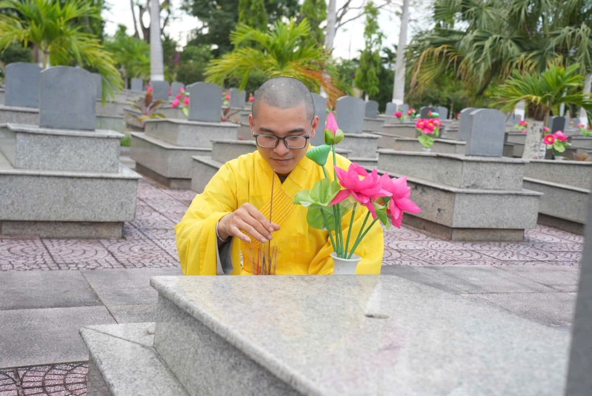 Lễ dâng hương tưởng niệm các anh hùng liệt sĩ diễn ra trong không khí trang nghiêm