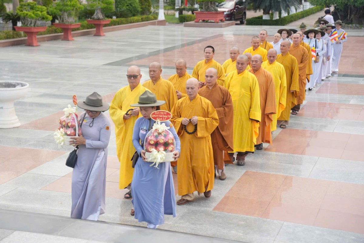 Chư tôn đức và đại biểu dâng hoa tưởng niệm tại Nghĩa trang Liệt sĩ tỉnh Quảng Ngãi