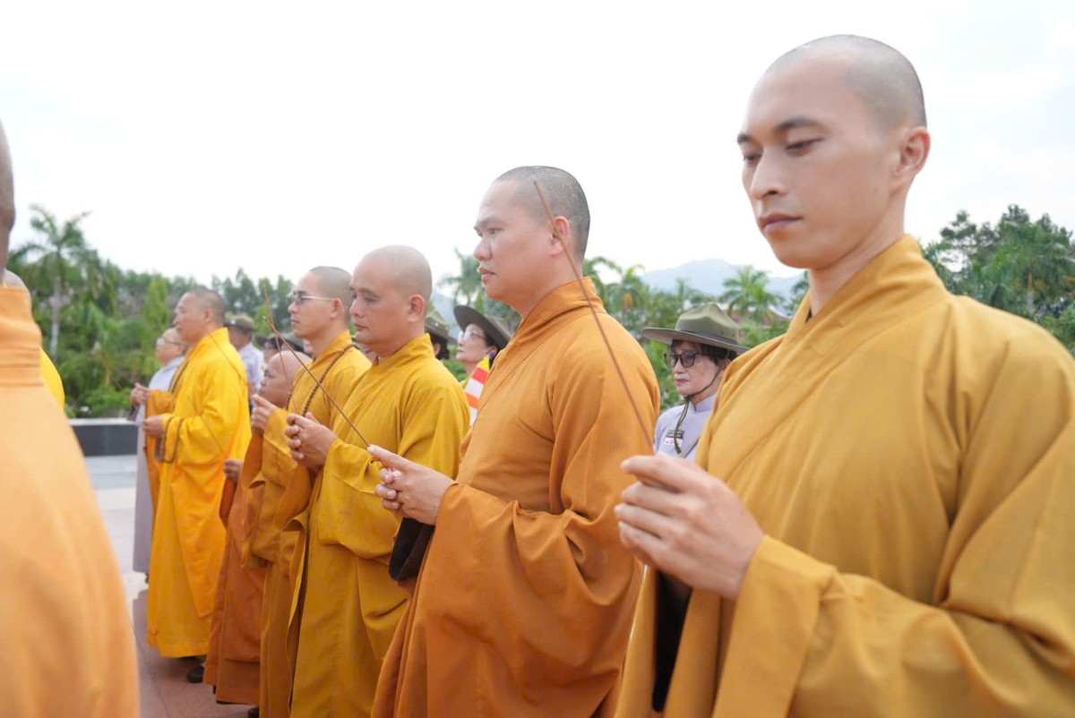 Lễ dâng hương tưởng niệm các anh hùng liệt sĩ diễn ra trong không khí trang nghiêm