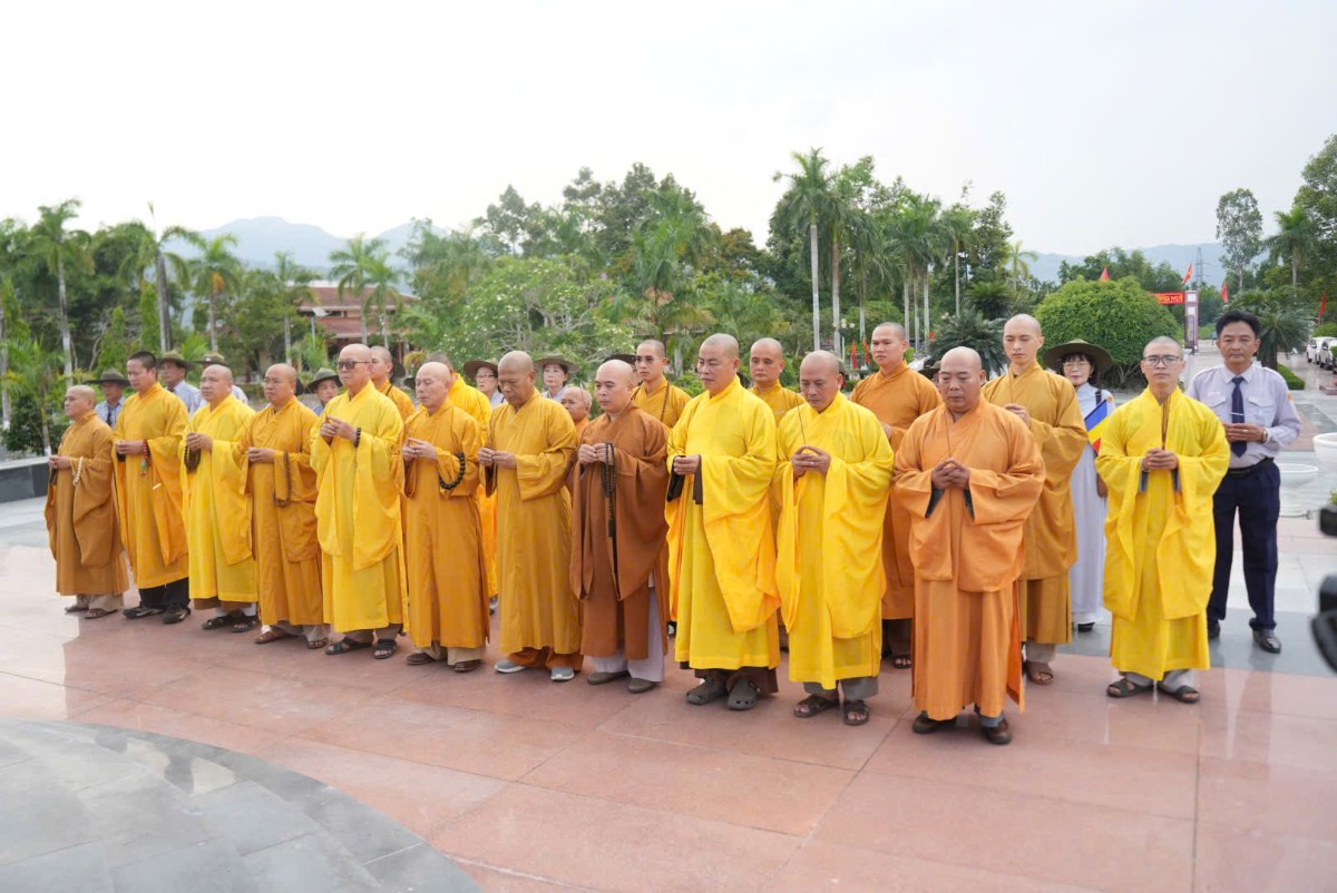 Lễ dâng hương tưởng niệm các anh hùng liệt sĩ diễn ra trong không khí trang nghiêm