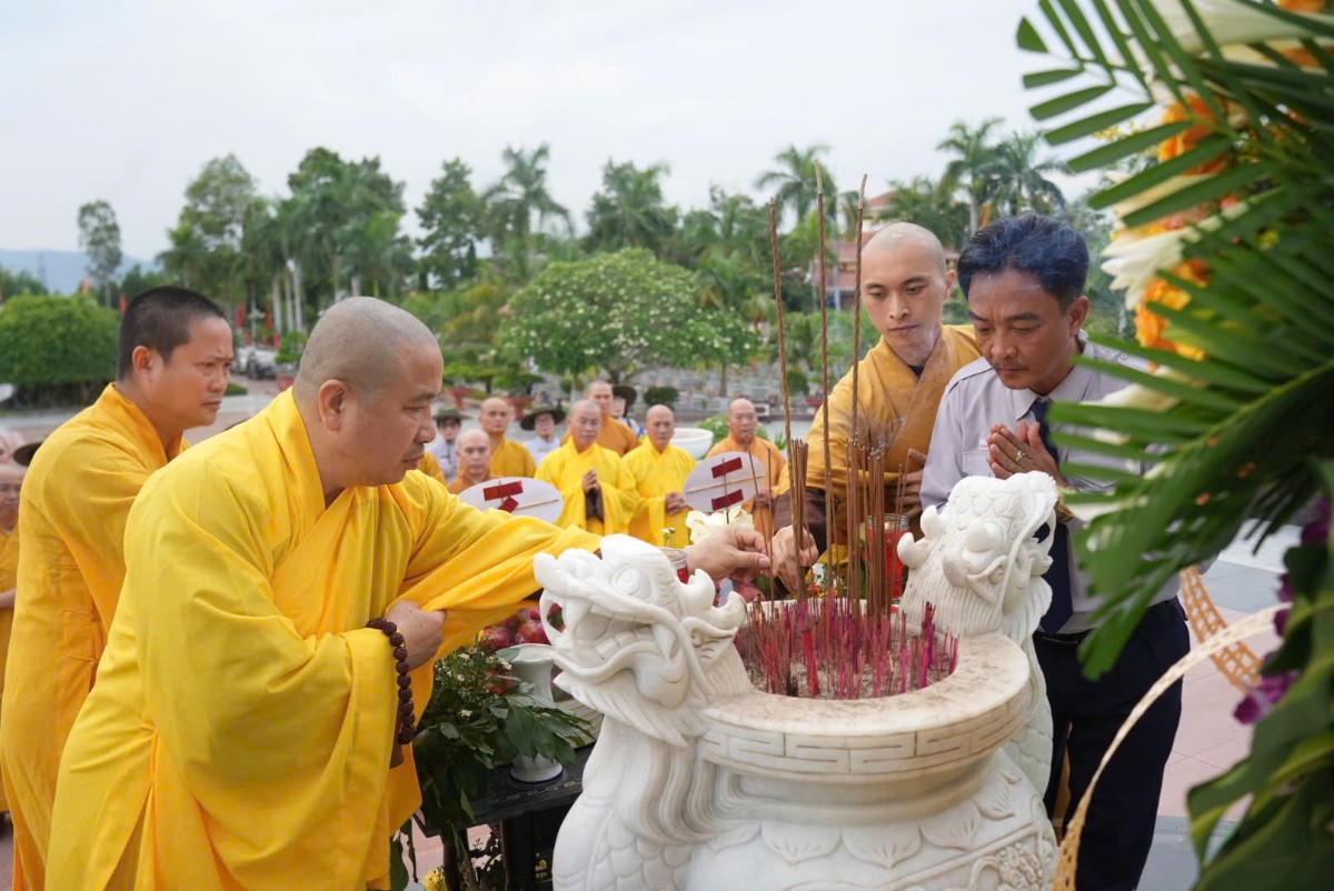 Lễ dâng hương tưởng niệm các anh hùng liệt sĩ diễn ra trong không khí trang nghiêm