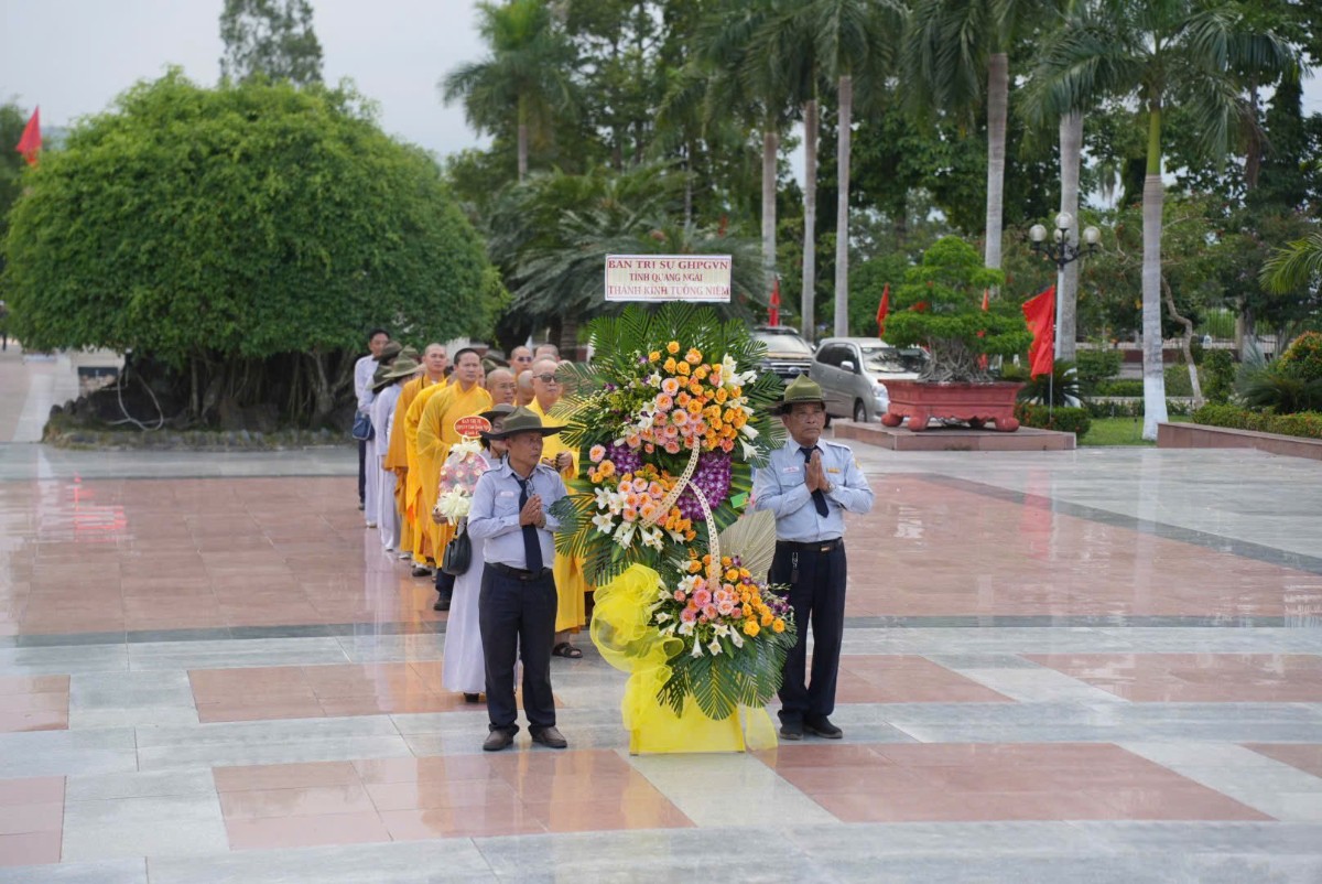 Chư tôn đức và đại biểu dâng hoa tưởng niệm tại Nghĩa trang Liệt sĩ tỉnh Quảng Ngãi